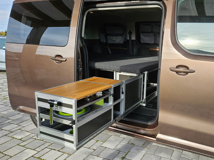 2 vysunutá boční dveře 1